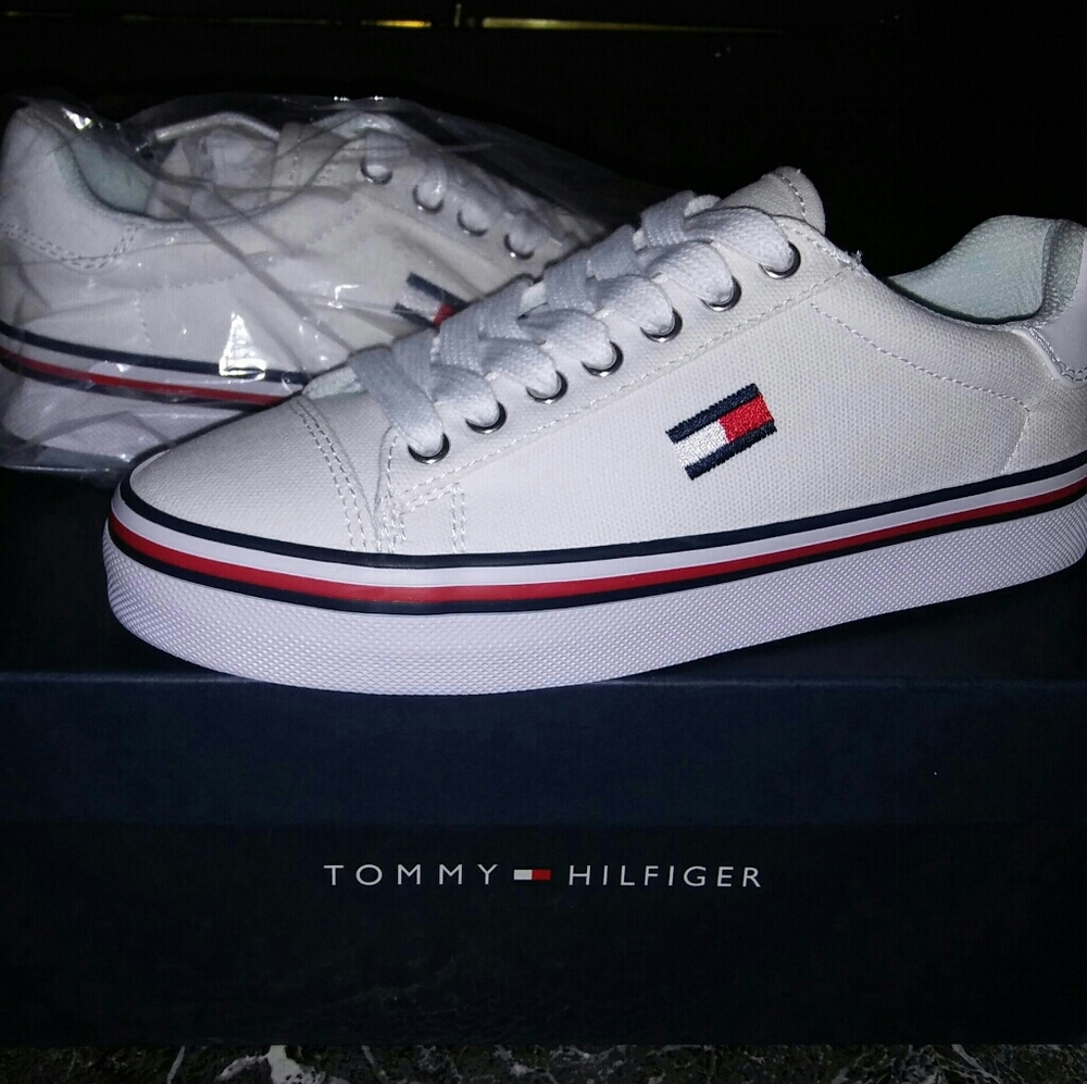 WOMENS TOMMY HILFIGER CASUAL/TENNIS SHOES